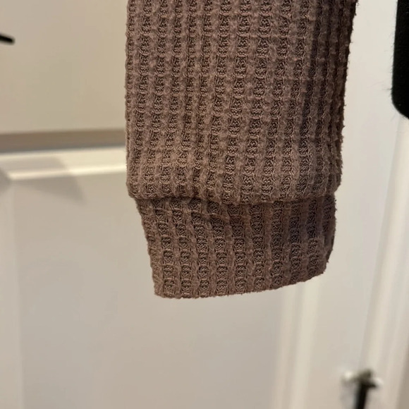 SKY & SPARROW Twist Front Thermal Top - Picture 6 of 7